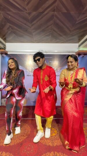 Rhema Ashok Instagram - Kandha kapathu 😂 with @rhema_ashok @vardha_master 
.
Makeup @rhemas_bellezza_atelier 
.
Cam @kavin_dhanraj 
.
#aishukannan #rhema #vardhamaster #vijaytv #celeb #dance #hookstep #trendingreels #krishnagiri #seminar #bangalore #chennai #dancer #sarapambusada #elandhapazham