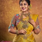 Rhema Ashok Instagram - ஒரு மஞ்சள் மேகம்! சிறு பெண்ணாகி முன்னே போகும்! 💛✨ Mua: @kireana_makeup_artistry Blouse: @av_designerboutique Jewellery: @taj_gold_covering Flower: @lsquarebridalflowerdesigner Dop: @jaihindh_photography