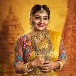 Rhema Ashok Instagram - ஒரு மஞ்சள் மேகம்! சிறு பெண்ணாகி முன்னே போகும்! 💛✨ Mua: @kireana_makeup_artistry Blouse: @av_designerboutique Jewellery: @taj_gold_covering Flower: @lsquarebridalflowerdesigner Dop: @jaihindh_photography