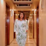 Rhema Ashok Instagram - Being a leader with a ladder! Not a boss with an order🦋✨ We shot this video after successfully completing Thirunelveli one day makeup seminar, 16 hours of standing & teaching infront of a huge crowd, with dry & soar throat, unbearable foot pain and of course back pain!!! End of the day! That happiness & satisfaction in my heart matters, the review and love from the students matters. Isn’t it 🥹♥️ “The only thing I have learned is to find strength in yourself. No one can help you, no one can do anything for you, you have to do the work yourself.” You should not do it because it is a job. It is a calling, and you have got to be involved in it with your head, heart, and hands. Your heart has got to be in the job; you got to love what you do; it consumes you 🤌🏻 Thanks @bumblebee.studio_ for pushing me take a quick video that came out really well :)✨ Wearing: @zalyascloset Mua: @rhemas_bellezza_atelier Dop: @bumblebee.studio_