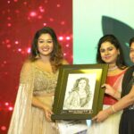 Rhema Ashok Instagram - Cutest portrait by our gift partner @lavis_the_shades gifted to our beautiful @rhema_ashok 🥰 along with our Founder @sharmila.sankar during our #risetofame2.0, women’s day event in Chennai 😊 Event organised by @tskdivaseventsnentertainments Presented by @supersaravanastores @theprideshop.in Powered by @sunland_kitchen Murugan Travels Co-sponsored by @sriaryasilks Channel partner : @ibcmangai Photography partner: @jaihindh_photography
