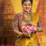 Rhema Ashok Instagram - ஒரு மஞ்சள் மேகம்! சிறு பெண்ணாகி முன்னே போகும்! 💛✨ Mua: @kireana_makeup_artistry Blouse: @av_designerboutique Jewellery: @taj_gold_covering Flower: @lsquarebridalflowerdesigner Dop: @jaihindh_photography