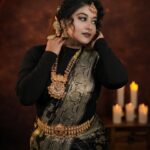 Rhema Ashok Instagram - நீ பாக்கும்போது பத்திக்கிச்சி மனசு எனக்கு! 🖤✨ Favourite set of pictures from my favourite shoot! Thanks daddy for this elegant saree ♥️ I received this saree as a gift from dad! And I was waiting to use it for a special occasion but it turned out beautiful for my shoot and the concept :) Wearing saree gifted by dad is so special. Right 🥹 love you daddy @ashrebesirhema Mua: @kanmani_mua Jewellery: @vinodevbridaljewellery Dop: @d_studiophotography