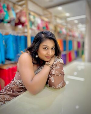 Rhema Ashok Instagram - கண்ணழகே!! பேரழகே!! 
பெண் அழகே!! என்னழகே!! 🦋♥️

Thankyou mumma for this beautiful watch 🫂
You know how much i love to wear watch! And you gifted me the best one :) i love you for not letting my face go sad. You’re the best 🥹😘
#fasttrackwatch #newlaunch #eastergift 

Mua: @miss_pretty_makeoverartist 
Wearing: @lithas_rentals