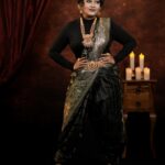 Rhema Ashok Instagram - நீ பாக்கும்போது பத்திக்கிச்சி மனசு எனக்கு! 🖤✨ Favourite set of pictures from my favourite shoot! Thanks daddy for this elegant saree ♥️ I received this saree as a gift from dad! And I was waiting to use it for a special occasion but it turned out beautiful for my shoot and the concept :) Wearing saree gifted by dad is so special. Right 🥹 love you daddy @ashrebesirhema Mua: @kanmani_mua Jewellery: @vinodevbridaljewellery Dop: @d_studiophotography