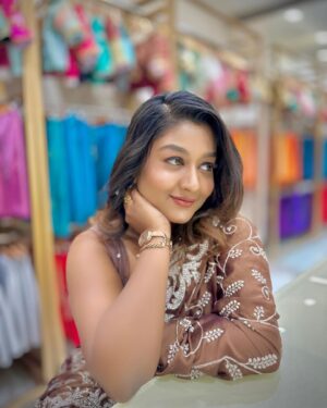 Rhema Ashok Instagram - கண்ணழகே!! பேரழகே!! 
பெண் அழகே!! என்னழகே!! 🦋♥️

Thankyou mumma for this beautiful watch 🫂
You know how much i love to wear watch! And you gifted me the best one :) i love you for not letting my face go sad. You’re the best 🥹😘
#fasttrackwatch #newlaunch #eastergift 

Mua: @miss_pretty_makeoverartist 
Wearing: @lithas_rentals