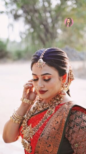 Rhema Ashok Instagram - Iconic muhurtham look created on our ONE DAY BRIDE & GROOM MAKEUP SEMINAR - THIRUNELVELI ♥️

Sweat proof and advanced techniques along with my tricks and tips, i showcased this iconic MUHURTHAM look! 

Stay tuned for our upcoming seminar 🫶🏻
To know more : 7339065363 #rhemasbellezzaatelier™️ ✨

Tutor: @rhema_ashok 
Celebrity model: @farina_azad_official 
Wearing: @lithas_rentals 
Jewellery: @taj_gold_covering 
Hairstylist & draping : @miss_pretty_makeoverartist 
Dop: @bumblebee.studio_ 
Flower: @lsquarebridalflowerdesigner