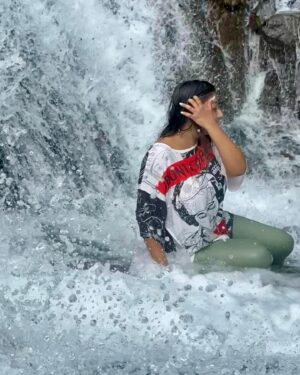 Rhema Ashok Instagram - Inhale present! Exhale past! Everything is going to be okay. Actually, it’s going to turn out better than okay!!! You’ll see ♥️🤌🏻

📍Viripara waterfalls, Munnar. Kerala 

Thanks mummy for the beautiful pictures 🫂