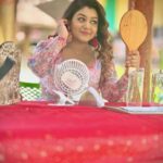 Rhema Ashok Instagram - நானும் என் ஒப்பனை கண்ணாடியும்! ✨ Just me enjoying my journey and busy building my empire ♥️