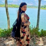 Rhema Ashok Instagram - அவள் இதழ் திரட்டிடும்! மழை எனில் தொித்திடும்! சுழல் என சுழற்றிடும்! நெஞ்சை சுருட்டிடும்! I chose this super pretty slit Kurtha from @shalus_boutique for my vacation and loved how comfortable i felt throughout my trip. The quality was amazing 🤌🏻 Check out @shalus_boutique and place your order ♥️