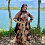 Rhema Ashok Instagram - அவள் இதழ் திரட்டிடும்! மழை எனில் தொித்திடும்! சுழல் என சுழற்றிடும்! நெஞ்சை சுருட்டிடும்! I chose this super pretty slit Kurtha from @shalus_boutique for my vacation and loved how comfortable i felt throughout my trip. The quality was amazing 🤌🏻 Check out @shalus_boutique and place your order ♥️