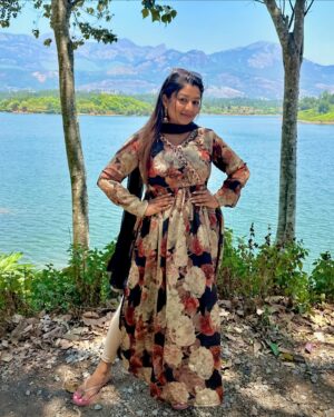 Rhema Ashok Instagram - அவள் இதழ் திரட்டிடும்! மழை எனில் தொித்திடும்! 
சுழல் என சுழற்றிடும்! நெஞ்சை சுருட்டிடும்!

I chose this super pretty slit Kurtha from @shalus_boutique for my vacation and loved how comfortable i felt throughout my trip. The quality was amazing 🤌🏻 Check out @shalus_boutique and place your order ♥️
