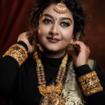 Rhema Ashok Instagram - நீ பாக்கும்போது பத்திக்கிச்சி மனசு எனக்கு! 🖤✨ Favourite set of pictures from my favourite shoot! Thanks daddy for this elegant saree ♥️ I received this saree as a gift from dad! And I was waiting to use it for a special occasion but it turned out beautiful for my shoot and the concept :) Wearing saree gifted by dad is so special. Right 🥹 love you daddy @ashrebesirhema Mua: @kanmani_mua Jewellery: @vinodevbridaljewellery Dop: @d_studiophotography