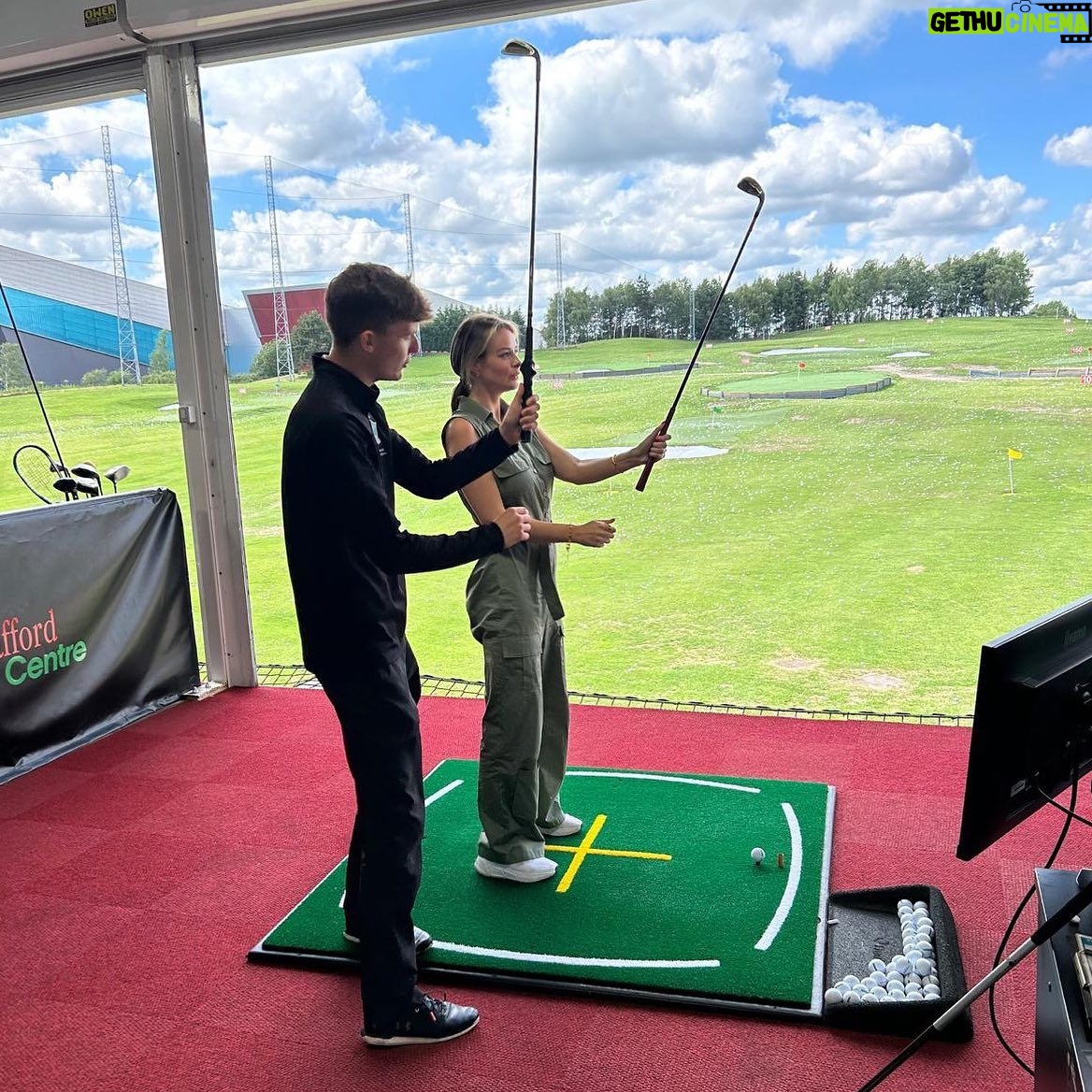 Rhian Sugden Instagram - 𝐓𝐞𝐞 𝐭𝐢𝐦𝐞 ⛳️ Oliver randomly got me golf lessons and I actually really enjoyed it (and I was quite good too wasn’t I? @jamieforshawgolf 👀😂) FORE!!! - not quite sure what that means but I know it’s what people say. 🏌🏼♀️ #golf #professionalgolfernow #golfcoach #golflessons #ballplay @traffordgolfcentre