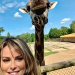 Rhian Sugden Instagram - 𝐘𝐨𝐮’𝐫𝐞 𝐡𝐚𝐯𝐢𝐧𝐠 𝐚 𝐠𝐢𝐫𝐚𝐟𝐟𝐞 if you think you can beat this selfie!!🦒 Feeding the Giraffes @chesterzoo was unbelievable 😍. Not an ad! I paid for the #giraffeexperience where all monies go back in to support the upkeep and running of zoo! #chesterzoo #bestselfiepics