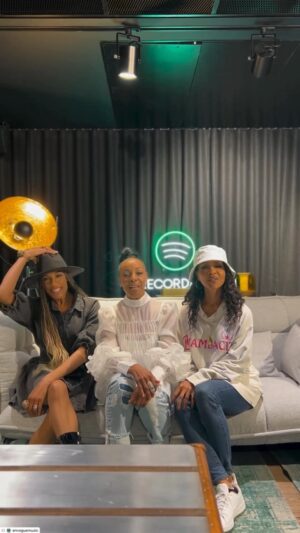 Rhona Bennett Instagram - One thing we're going to do for sure is HARMONIZE! #ofcourse 🎙️
.
#EnVogue #TerryEllis #CindyHerron #RhonaBennett #MissRNB #CoachRho #Singer #LifeCoach #Zeta #PersonalPowerUniversity #PPU #AlwaysInTheClub #TikTok