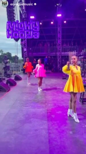 Rhona Bennett Instagram - Thank you to everyone at the Mighty Hoopla festival today…🎉🥰✨🤛🏽🚀 #London #MightyHoopla #EnVogue
. 
Thank you @ab_talentmanagement 🎥
.
#RhonaBennett #CindyHerron #TerryEllis #EVonTheRoadAgain #EVinLondon #LiveMusic #Singers #GirlGroup #Travel #We. #Festival