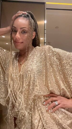 Rhona Bennett Instagram - Thank you to everyone who hung out with out with us at London's "Cross The Tracks Festival." The crowd was massive and amazing! More footage COMING SOON🚀✨🤛🏽 #EVinLondon
.
Come hang with us at the "Mighty Hoopla" in Brockwell Park next weekend!🌟
.
#EnVogue #RhonaBennett #TerryEllis #CindyHerron #Singers #Entertainers #Travel #OnTheRoadAgain #ThankYouForYourGraceLord #Gratitude #Focus #Dedication #Resilience #PersonalPowerUniversity #PPU #Zeta #AlwaysInTheClub #ShareTheLightSparkleBrighter @frankgatson 
.
"Let the value of sparkling gold be the beauty of your soul and the kindness to others make you whole." #Him
.
Thank you for supporting the music🚀🎶

-SimonSaid