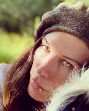 Rhona Mitra Instagram - 🔌 💡 

Truth is singular (its versions are mistruths)

gracias mi familia por recordármelo siempre...

@thelastarkorphanage 🧉 🐴 🐕 🩶