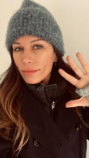 Rhona Mitra Instagram - The annual Odyssey from Southern to Northern Hemisphere, summer to winter back to my place of birth currently on a British Rail train, swaddled in fluff and jacked up on Yorkshire Gold Tea en route to a very chilly Manchester….!
this time on a quest for my equine beloveds…

After an already hugely intense year on the farm with the droughts, to add insult to injury our neighbors in Argentina have just been hit by a fatal outbreak of a disease that has not been seen for decades,  called equine Encephalitis. 

Horrifc and debilitating Neurological symptoms and 90% fatality rate In horses. 

No cases have yet been identified in Uruguay but it it’s only a matter of time as the disease is spread by mosquitoes which are obviously impossible to contain.

So we are really up against the clock as currently there are no vaccines in Argentina or Uruguay. 

While waiting for the vaccines to be shipped from Brazil I will be hoping to raise money for the orphanage for the year ahead as well as for the vaccines of which all 30 of the kids will need 2 doses. 

I’m generally not a fan of 💉 as most do more harm than good, so am very selective of which ones we give but this is one of the effective ones and actually does what it says. 

So… when needs must we have to do what we have to do…. if you happen to be in the Manchester area I will be signing autographs, answering questions and taking photos with all the wonderful genre fans who have supported my work on screen in the past. 
⚔️ 🧛‍♀️ 🔫 🥷 

If you can’t make it you are welcome to support via the website/link in my bio. 
As you know the dedication to serve and be a voice for animals is my primary focus in this life. 
When we halt our abuse towards them we stand a chance of halting our abuse towards each other.

Hope to see you there.

@thelastarkorphanage 

@ftloscifi