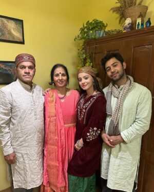 Richa Rathore Instagram - Moments turned into memories❤️🌄

#diwali2023 #family #himachalpradesh #shimla #winters