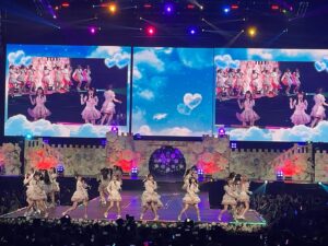 Rie Kitahara Instagram - ゆきりん卒業おめでとう🌸

わたしの大好きなAKB48の
コンサートを観ることができて
本当に感動しました🤍🪽

ファンの方の声に胸を打たれました
OVER TUREから涙が止まらなかった🥲

コメントを出させていただきました🎥
そこにゆきりんへの気持ちが詰まっています💖
本当に17年間おつかれさまでした！！
