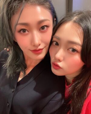 Rie Kitahara Instagram - 2023年、
本当にありがとうございました🤲🏻🤍

とってもいい1年でした！
公私共に、本当に充実していて
幸せでした。

お仕事面では、新しいことにも挑戦できたし、
お仕事以外でも幸福度満足度の高いことがたくさんで
人生っていいな、と改めて思える大事な1年でした。

来年も変わらず、周りの人を大切に
そしてまた新しいことに挑戦できるといいなと思います☺︎

最近の年越しは大好きな人たちとみんなで紅白を見るのが恒例ですたのしい時間☺️🫶🏻💖
大騒ぎした~♡
さて残すところあと1時間！！！
幸せ噛み締めながら過ごしましょう🧚

この写真はなんかアプリで韓国アイドルみたいになるやつ😂だから別人ですすみません！！！

 #優さんあんま変わらない
 #多分そろそろ年越し沖縄そばが出てくるころとおもう