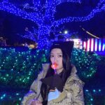 Rie Kitahara Instagram - みろくの里の イルミネーション観てきました☪️ 雪もちらつく中だったので 寒かったけど とても綺麗だったし 大好きなマカロニえんぴつとコラボしていて 幸せ空間でした🤍💫 光る飴かわいい🍭 マカえんの歌に合わせてあがる花火も 本当に素敵だった…🎆 冬の花火っていいね☺︎ (土日だけ花火が上がるっぽい!) @mirokunosato.official @macaroniempitsu_official
