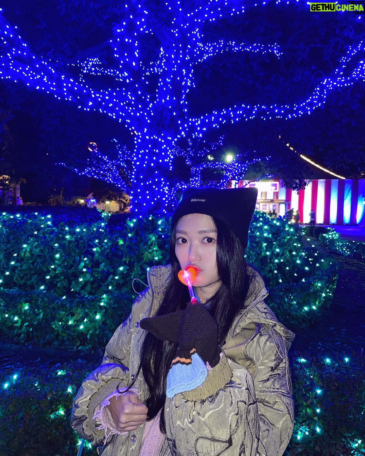 Rie Kitahara Instagram - みろくの里の イルミネーション観てきました☪️ 雪もちらつく中だったので 寒かったけど とても綺麗だったし 大好きなマカロニえんぴつとコラボしていて 幸せ空間でした🤍💫 光る飴かわいい🍭 マカえんの歌に合わせてあがる花火も 本当に素敵だった…🎆 冬の花火っていいね☺︎ (土日だけ花火が上がるっぽい!) @mirokunosato.official @macaroniempitsu_official