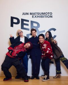 Rie Kitahara Instagram - JUN MATSUMOTO EXHIBITION 『PERSPECTIVE -時をつなぐ眼差し-』 お邪魔させていただきました☺️ 展示を『体験』するーーー まさに体験、でした。 目で見るだけではなく、こだわりの詰まった空間に身体を預けるような新しい展示方法がとても面白くて、刺激をいただきました😳 2023.12.08〜2024.01.21まで 六本木ミュージアムにて開催されています。 クリエイティブすぎる松本さん…！ 本当に改めて尊敬します。 今日も登場からすごいかっこよかったです💎 @jun.matsumoto_ieyasu #松本潤perspective展