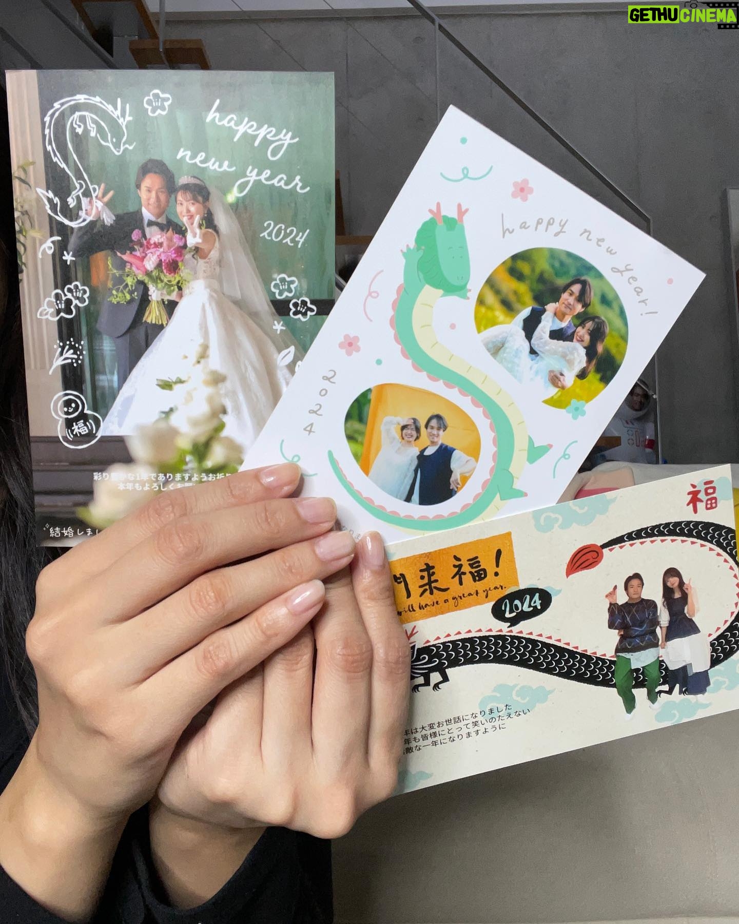 Rie Kitahara Instagram - 2024年の年賀状は『みてね年賀状』のアプリで作ってみました~🎍❤️ 写真アプリ『みてね』と連携したら年賀状が最短1分で作れます! スマホから写真を選ぶだけで自動でレイアウトしてくれてあっという間におしゃれな年賀状が完成🪄 連携してなくてもカメラロールの写真から選んで作ることもできます☺︎ アプリで作れるのでおうちで作成できるし、 移動時間や隙間時間に作れるので 年末忙しい時期でも安心です◎ 早ければ翌日に出荷されるので 今からでも充分間に合います! 品質が気になる方は12月15日までに お試し年賀状ができるので試してみてね🩵🪽 こちらのクーポンコードを入れると印刷代10%オフになります☺︎ クーポンコード:rie_2024 (各種キャンペーンや割引との併用可) ※お試し年賀状キャンペーンは早期終了する場合がありますのでお早めに! 詳しくは、みてね@mitene_official のプロフィール URL をみてください☺️ #みてね年賀状 #みてね #みてねアプリ #年賀状 #PR