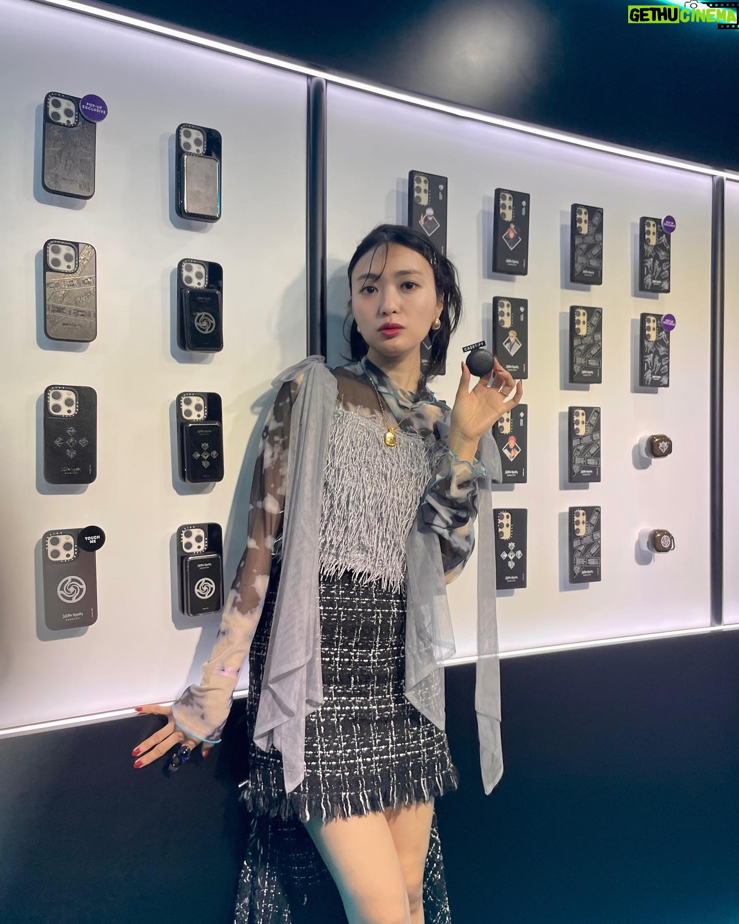 Rie Kitahara Instagram - 🩶 CASETiFY✖️呪術廻戦 in 香港🇭🇰 獄門疆のAirPodsケースすごい😳 特大獄門疆もテンションが上がりました❤️🔥 #呪術廻戦 がこんなにも世界中から愛されていることに感動したし興奮しました! 違う言語を話す人と、共通の話題で盛り上がれる、素敵な空間でした🫶🏻 #PR #JujutsuKaisenxCASETiFY #呪術廻戦 #CASETiFY @casetify_jp @casetify