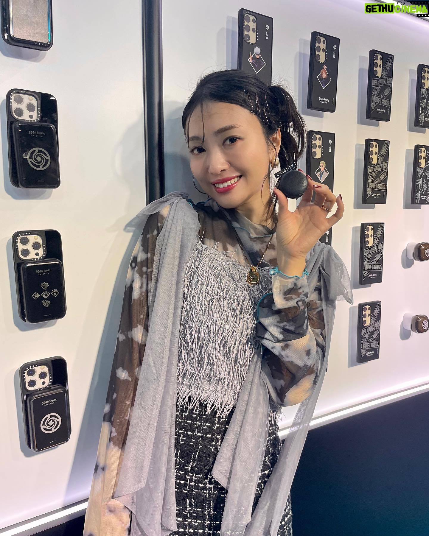 Rie Kitahara Instagram - 🩶 CASETiFY✖️呪術廻戦 in 香港🇭🇰 獄門疆のAirPodsケースすごい😳 特大獄門疆もテンションが上がりました❤️🔥 #呪術廻戦 がこんなにも世界中から愛されていることに感動したし興奮しました! 違う言語を話す人と、共通の話題で盛り上がれる、素敵な空間でした🫶🏻 #PR #JujutsuKaisenxCASETiFY #呪術廻戦 #CASETiFY @casetify_jp @casetify
