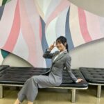 Rie Kitahara Instagram - このたび！！！ 地元・愛知県一宮市にて #尾州ファッションアンバサダー に就任いたしました👔🎀🌸 ずっと、地元でお仕事がしたいと思っていたので その夢が叶って嬉しい限りです🩵 わたしの地元一宮は、繊維のまち！せんい！ ファッションのまちとして 広めていけるように わたしも一生懸命がんばります👔 この度就任するにあたって スーツを作っていただきました☺️ 顔がぱっと明るく見える色合いに、 シュッと見えるつくり なにより生地がとても綺麗で、 初めてのオーダーメイドスーツにテンションあがっております！ ぴったりサイズなので太れないね❤️‍🩹頑張ります！ 4月1日、新年度のスタートからスーツが着れて身が引き締まりました！🔥 #一宮 #愛知県一宮市 #尾州