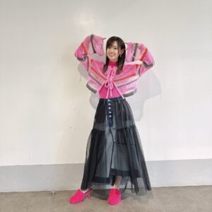 Rie Takahashi Instagram - 📷2023.12.17
⁡
⁡
『【推しの子】』スペシャルトークステージ
in ジャンプフェスタ2024
⁡
登壇させていただきました！
⁡
*
⁡
トピックスを見ても夢みたいな2023年。
⁡
この1年を振り返りつつ、
第2期を引っ張っていく役者陣と一緒に
お喋りさせていただきました🔥⚔️📚
⁡
⁡
*
⁡
振り返りでは、直近にあった
苺プロダクション★ファン感謝祭
の感想も……！🍓🫶
⁡
⁡
そんな中、なんと……
⁡
一部ライブ映像
YouTubeにて公開！！！
⁡
いいの！？！笑
⁡
⁡
そして、アイ(cv.高橋李依)として
YOASOBIさんの「アイドル」
新録で歌わせていただくことになりました……！！！🙇‍♀️
⁡
⁡
こちらはライブの際とは
きっとまた違った雰囲気になりそうです。
⁡
これが公開されたら、みなさんはどう受け取ってくださるのか。
⁡
ドキドキもありますが、
どうぞ楽しみにお待ちいただければ幸いです！
⁡
⁡
*
⁡
衣装は
毎回お世話になっている
スタイリストさんに
⁡
「アイちゃんがバラエティ番組で司会をしてそうな感じ」
って投げたらこうなりました。
⁡
ふふ！なんかわかる！
天才😘🫶照
⁡
⁡
*
⁡
これからまた一段と盛り上がる、
私自身大好きな編でもある……
【推しの子】第2期！！
⁡
みんな、2024年は忙しくなるぞー？
観る心構え、しておいてねー！🐰💕
⁡
⁡
⁡
⁡
#推しの子
#ジャンプフェスタ2024 #ジャンフェス
#ジャンフェス2024
#声優 #高橋李依
#りえりー服