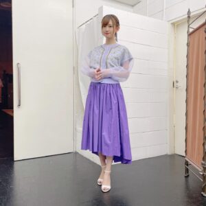 Rie Takahashi Instagram - 📷2021.8.10
⁡
⁡
月刊 声優グランプリ 9月号
🎉本日発売！🎉
⁡
好評放送中のTVアニメ
『カノジョも彼女』
⁡
彼女たちを演じる4人のキャストで
載せていただきました！❤💙💛💜
⁡
⁡
*
⁡
演じさせていただいている
桐生紫乃ちゃんは、
紫がイメージカラーの
品の良い優等生……✨
⁡
⁡
アニメ本編では
まだあまり出番がないので、
⁡
サキサキと仲良い子なんだなぁ……🤔💡
と覚えておいていただけたら、
後々、より楽しんでいただけるはず！
⁡
⁡
ぜひぜひ最終話まで見てほしいです🤫♪
⁡
⁡
* 
⁡
おすすめページはいっぱいあるのですが、
⁡
原作の表紙と同じポーズを
させていただけたり☕💭
⁡
実はあやちさんだけ椅子がなかったり！
（役どころ的に理由があるんです😂）
⁡
作品の賑やかさとキャストの個性が
たくさん詰め込まれた
大特集になっておりました♪
⁡
*
⁡
⁡
今回の衣装は、
腕部分が透けてる
FURFURさんのニットカーディガン！
⁡
FURFURさんは紫色の服も多くて、
かわいいなーってよく
チェックしていたんです🟣
⁡
しかもちょうどこのアイテム、
紫色キャラの撮影用に
良いかもなーって眺めてたから、
まさか仕事で着られるなんて嬉しい🥰
⁡
⁡
紫乃ちゃんのもつお上品さ、清潔感、
ほんのりとした可愛らしさを
引き出してくれる
ピッタリなアイテムでした🙏🏻✨
⁡
*
⁡
スカートは、
おしりの方が長く広くなっている
“フィッシュテール”というデザイン！
⁡
魚の尾びれに似ているから
そう呼ぶそうです。
⁡
⁡
そして濃い紫色が、
私物で持ってきたヘアアクセ🎀と
たまたましていたフットネイルと
ぴったりハマってよかったー！
⁡
⁡
紫乃風リボンは
Anime Japanのキャスト発表生配信と
同じものです👍🏻💜‪また使おーっ！
⁡
⁡
*
⁡
⁡
アフレコは先日無事に終了👏
大変だったけど楽しかったー！！！！
⁡
⁡
今はなかなか打ち上げもできないので、
帰りにお土産もいただきました。
⁡
折角なので写真貼っておきます☺️
⁡
⁡
⁡
⁡
今作の主人公、
向井直也役 榎木淳弥さんの
カウントダウンイラストを
どらやきにしたそうです。
⁡
⁡
っっっ何故……！！！！（笑）
⁡
⁡
⁡
⁡
#声優 #高橋李依 #りえりー服
#カノジョも彼女 #kanokano
#衣装 #styling