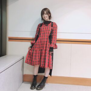 Rie Takahashi Instagram - 📷2020.11.26﻿
﻿
﻿
『この素晴らしい世界に祝福を！』﻿
 ×﻿
『白猫プロジェクト』﻿
﻿
コラボ記念実況企画動画に﻿
出演させていただきました🎉﻿
﻿
YouTubeにあります！﻿
潤さんと頑張りました🎈見てね！﻿
﻿
もちろんコラボの方もよろしくね！﻿
﻿
﻿
*﻿
今回の衣装はめぐみんの赤。﻿
潤さんとチェック合わせです！﻿
﻿
﻿
ふらっと入ったKERA SHOPで、﻿
紅魔族の魂をｽﾞｷｭﾝと感じ、﻿
マネキン買いしてしまいました❤﻿
﻿
﻿
*﻿
写真だと少し見えにくいんですけど、﻿
﻿
胸元に赤の紐……﻿
ワンピースに赤紐の橋が掛かって﻿
十字架がぶら下がっているのですわ✝﻿
﻿
﻿
*﻿
赤チェックのワンピースの上から羽織っていたのは、黒のジャンパースカート。﻿
﻿
﻿
このジャンパースカート、﻿
真ん中がチャックになってて開けるので﻿
羽織れるんですよ～～！﻿
﻿
﻿
立つとマント感出てグッときました。﻿
マント・マジ・めぐみん。﻿
﻿
﻿
﻿
*﻿
あと、やっぱり赤一色より、﻿
黒。更に金具も加わることで﻿
パンク感が出るのかなぁなんて🤔﻿
﻿
初パンクに挑戦させてくれた﻿
マネキンに感謝です🙏🏻✨﻿
﻿
﻿
﻿
*﻿
それと、履いてるマーチンも私物です。﻿
﻿
せっかく勇気出して買ったのに﻿
新品は革が固すぎて﻿
どこにも履いていけない痛さ😭﻿
﻿
しばらくは撮影用かなぁ。﻿
﻿
マーチン柔らかくする屋さん探します。﻿
﻿
﻿
﻿
*﻿
さて。﻿
﻿
白猫プロジェクトは﻿
デビューしてすぐの頃にご縁をいただき……﻿
﻿
﻿
人見知りで友達が欲しい﻿
リーゼロッテちゃん👧🎀﻿
﻿
﻿
そして、そんなリーゼロッテと﻿
契約することになった﻿
パペット姿の大悪魔﻿
クマロン様🧸の2役で﻿
大変お世話にニャっております☺﻿
﻿
(リゼロコラボもありがとうございました！)﻿
﻿
﻿
﻿
*﻿
そして驚くべきは今回のこのすばコラボ、﻿
中の人繋がりで夢の共演もあるとか……！？🤫﻿
﻿
﻿
お世話になった作品に﻿
コラボとして帰って来る度﻿
嬉しいような恥ずかしいような、﻿
誇らしいような見守っていてほしいような。﻿
とっても暖かい気持ちになるのですが﻿
﻿
﻿
今回は更にリーゼたちを演じる﻿
きっかけにもなれたっていうのは﻿
とてもとてもエモうれしかったのでした。﻿
﻿
﻿
リーゼ、異世界の友達もできるといいね♡﻿
﻿
﻿
﻿
……とエモがってはいるものの。﻿
﻿
世話焼きで自信家で﻿
片や大悪魔😈片や中二病✝の﻿
クマロンとめぐみんの演じ分けは﻿
かなり集中しました。﻿
﻿
中の人ネタって、﻿
演じ分けのプレッシャー感じる～～！！笑﻿
﻿
﻿
がんばったのでチェックしてねっ！✌️﻿
﻿
﻿
﻿
﻿
﻿
#声優 #りえりー服 #このすば #白猫プロジェクト #白猫 #高橋李依