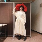 Rie Takahashi Instagram – 📷2020.11.3
﻿
﻿
詠唱劇『新本格魔法少女りすか』﻿
act.3に出演させていただきました。﻿
﻿
﻿
*﻿
﻿
本番直後に書いています。﻿
﻿
まだ世界が定まっていません。﻿
﻿
﻿
厨二病みたいな発言ですが、﻿
たまにあるんです。﻿
とっても幸せなことで、﻿
大好きな感覚なのですが。﻿
﻿
﻿
なる人間、今日は、りすかの目線になって、﻿
その目を通して世界を見ていて。﻿
﻿
だから今、目が追いつかないというか……﻿
目から入ってくる現実世界が﻿
追いつかない感覚です。﻿
﻿
そんな訳で、世界が定まっていません。﻿
ああ、毎日こんな感覚で生きていきたい。﻿
﻿
﻿
*﻿
﻿
そういえば今日、﻿
禎丞さんと2人だったんです。﻿
﻿
﻿
今日のステージを俯瞰で振り返ると、﻿
そっかぁ、同じ声の人だったかぁ、﻿
となるくらい﻿
3人芝居だったかのようだし、﻿
﻿
状況を引き起こしてくれる地の文もあるので﻿
実質天の声さんもいらっしゃる。﻿
4人で繋いでいました。﻿
﻿
﻿
﻿
キズタカと、高峰、﻿
同じ時間を2人分背負って生きて、﻿
りすかを地の文で形成してくれた禎丞さん。﻿
﻿
めちゃくちゃ。すごい。﻿
本当にお疲れ様でした。﻿
﻿
﻿
﻿
*﻿
﻿
以前、禎丞さんとお話をしたときに﻿
お芝居中の感覚とか、﻿
役の入り方、﻿
表現への欲、﻿
首がもげるほど頷いてしまい﻿
﻿
ずーっと一緒の空間でお芝居がしたかったと願っていたのもあるし、五感ごと染まりたいタイプの人間として、同じ空間で、禎丞さんと一緒に誰かになれるのは本当に楽しい時間でした。﻿
﻿
﻿
﻿
*﻿
﻿
お芝居の仕事をしていて、﻿
上手く見られたい！とか﻿
仕事いっぱい欲しい！とか﻿
いろーーーんな欲は﻿
まあなくもなくもなくもないけど(ある)﻿
﻿
今日みたいなこういう空間があると、﻿
改めて、自分は何がしたいのか、﻿
戻ってくることができます。﻿
﻿
﻿
お芝居がしたい。﻿
﻿
作品の中で生きる彼ら彼女らの﻿
目になって﻿
声になって、﻿
こっちの世界で﻿
待ってくれている方に、﻿
アウトプットして届ける﻿
触媒になりたい。﻿
﻿
﻿
前にも禎丞さんに気付かせていただいたのに﻿
(livedoorさんのインタビューで話したやつ)﻿
また思っちゃった。﻿
それを今度はお芝居で気付かせてくれるなんて、﻿
やっぱりすごいなぁ。﻿
﻿
﻿
禎丞さん、キズタカ、高峰、﻿
りすかたちの世界に連れて行ってくれて﻿
ありがとうございました。﻿
﻿
﻿
﻿
また演じる機会があるといいなと願いつつ、﻿
りすかになれたこの時間を﻿
ずっとずっと大切にしていきたいと感じる﻿
﻿
そんな朗読劇でした。﻿
﻿
﻿
﻿
自分のお芝居に自信が無いと﻿
こういう話って恐れ多いなーって﻿
心のすみっこでヒヤヒヤしてるけど﻿
楽しいって感想言っただけ！﻿
うんそう！なの！﻿
﻿
﻿
﻿
*﻿
﻿
そして服の話を全然していません、、、﻿
﻿
赤い照明で映える白です。﻿
プリーツスカートと合わせて﻿
布たっぷりめにしました。﻿
﻿
﻿
赤い帽子はりすかの魔法帽。﻿
再現度のすごい小道具です。﻿
﻿
﻿
﻿
髪はりすかみたいにふわふわ。﻿
赤いのも塗ってもらいました。﻿
﻿
メイクさんの手が﻿
りすかみたいになる作業でした（笑）﻿
﻿
﻿
*﻿
﻿
これ後日見て恥ずかしくなるかなぁ。﻿
﻿
でも辛くなったら﻿
またこの日のドキドキを思い出そう。﻿
﻿
明日からも、﻿
お芝居や歌やダンスにお喋りに。﻿
表現者としてのお仕事、楽しんでいきます。﻿
﻿
﻿
*﻿
﻿
﻿
ご視聴いただいた皆様、﻿
ありがとうございました！﻿
﻿
﻿
アーカイブもぜひ。﻿
﻿
﻿
﻿
#声優 #朗読劇 #りえりー服 #新本格魔法少女りすか #詠唱劇りすか #高橋李依
