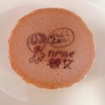 Rie Takahashi Instagram - 📷2021.8.10 ⁡ ⁡ 月刊 声優グランプリ 9月号 🎉本日発売！🎉 ⁡ 好評放送中のTVアニメ 『カノジョも彼女』 ⁡ 彼女たちを演じる4人のキャストで 載せていただきました！❤💙💛💜 ⁡ ⁡ * ⁡ 演じさせていただいている 桐生紫乃ちゃんは、 紫がイメージカラーの 品の良い優等生……✨ ⁡ ⁡ アニメ本編では まだあまり出番がないので、 ⁡ サキサキと仲良い子なんだなぁ……🤔💡 と覚えておいていただけたら、 後々、より楽しんでいただけるはず！ ⁡ ⁡ ぜひぜひ最終話まで見てほしいです🤫♪ ⁡ ⁡ * ⁡ おすすめページはいっぱいあるのですが、 ⁡ 原作の表紙と同じポーズを させていただけたり☕💭 ⁡ 実はあやちさんだけ椅子がなかったり！ （役どころ的に理由があるんです😂） ⁡ 作品の賑やかさとキャストの個性が たくさん詰め込まれた 大特集になっておりました♪ ⁡ * ⁡ ⁡ 今回の衣装は、 腕部分が透けてる FURFURさんのニットカーディガン！ ⁡ FURFURさんは紫色の服も多くて、 かわいいなーってよく チェックしていたんです🟣 ⁡ しかもちょうどこのアイテム、 紫色キャラの撮影用に 良いかもなーって眺めてたから、 まさか仕事で着られるなんて嬉しい🥰 ⁡ ⁡ 紫乃ちゃんのもつお上品さ、清潔感、 ほんのりとした可愛らしさを 引き出してくれる ピッタリなアイテムでした🙏🏻✨ ⁡ * ⁡ スカートは、 おしりの方が長く広くなっている “フィッシュテール”というデザイン！ ⁡ 魚の尾びれに似ているから そう呼ぶそうです。 ⁡ ⁡ そして濃い紫色が、 私物で持ってきたヘアアクセ🎀と たまたましていたフットネイルと ぴったりハマってよかったー！ ⁡ ⁡ 紫乃風リボンは Anime Japanのキャスト発表生配信と 同じものです👍🏻💜‪また使おーっ！ ⁡ ⁡ * ⁡ ⁡ アフレコは先日無事に終了👏 大変だったけど楽しかったー！！！！ ⁡ ⁡ 今はなかなか打ち上げもできないので、 帰りにお土産もいただきました。 ⁡ 折角なので写真貼っておきます☺️ ⁡ ⁡ ⁡ ⁡ 今作の主人公、 向井直也役 榎木淳弥さんの カウントダウンイラストを どらやきにしたそうです。 ⁡ ⁡ っっっ何故……！！！！（笑） ⁡ ⁡ ⁡ ⁡ #声優 #高橋李依 #りえりー服 #カノジョも彼女 #kanokano #衣装 #styling