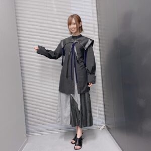 Rie Takahashi Instagram - 📷2021.5.15﻿
﻿
劇場版﻿
﻿
Fate/Grand Order﻿
-神聖円卓領域キャメロット-﻿
後編 Paladin; Agateram﻿
﻿
本日、公開いたしました！﻿
﻿
﻿
*﻿
なかなかお気軽に！とは﻿
いかない状況でもありますが😭﻿
﻿
﻿
手洗いうがい、消毒、マスク、、﻿
感想やお喋りは帰ってからSNS！﻿
﻿
物販は、、さくっと買う！(効果ある…？)﻿
﻿
とにかく、自分にできることは﻿
色々と努める！！！﻿
﻿
そして、﻿
大好きな時間をここぞと捻出して﻿
ぎゅっと楽しんでいただけたら﻿
﻿
私はすごく嬉しいなぁと感じます☺️﻿
﻿
﻿
﻿
！もちろん、こんなご時世なので、﻿
絶対にご無理はしないでくださいね🙇‍♀️﻿
﻿
﻿
*﻿
﻿
わたしからの感想とかは﻿
またラジオなど！皆が見終わった頃に！﻿
﻿
﻿
*﻿
﻿
さて、写真の衣装は、﻿
キャメロット関連の撮影日のもの！﻿
﻿
﻿
公開カウントダウン動画でも﻿
着ておりました。﻿
﻿
﻿
スタイリストさんの用意してくれた﻿
﻿
﻿
トップス:UNITED TOKYO﻿
ボトムス:white﻿
サンダル:HARE﻿
﻿
のアイテムです。﻿
﻿
﻿
*﻿
﻿
トップスの襟がすごく大きくて、﻿
鎧みたいでカッコイイのなんの……﻿
﻿
素材も襟だけフェイクレザーで強い‪✧‬﻿
﻿
﻿
﻿
脇下の紐は、﻿
スタイリストさんが﻿
紫色のベロア素材のリボンを﻿
上から貼ってくれたもの！﻿
﻿
センターにも足しリボン。﻿
﻿
紫色の差し色があることで﻿
更にマシュの鎧らしさが出て﻿
感謝感謝でした。﻿
﻿
﻿
﻿
なんかサイト見たら﻿
この紐、腕の外通すっぽかったけど﻿
それはそれ、これはこれ……😇笑﻿
﻿
﻿
シャツ自体も、袖や首まわり、ボタン、﻿
好きがいっぱい詰まっていました。﻿
﻿
*﻿
﻿
トップスが長かったので、﻿
ウエストの切り替え位置がわかるように﻿
﻿
シャツの下を開けて、﻿
黒一色ではない、﻿
柄のスカートをチョイスしてみました。﻿
﻿
﻿
*﻿
﻿
ストレッチ素材のサンダルは、﻿
かかと部分がクリアになっていて！﻿
﻿
重たい素材&黒の印象に﻿
抜け感（言いたかっただけ）を﻿
プラスしてくれました。﻿
﻿
﻿
本当に履きやすすぎて﻿
このあと自分用にも買っちった(＞ω・)﻿
﻿
*﻿
﻿
ちなみに、耳には﻿
スタイリストさんお手製の﻿
イヤーカフをつけておりました。﻿
💜﻿
﻿
*﻿
﻿
ではではまた！﻿
﻿
私も早くパンフ読みたい～～！﻿
﻿
﻿
﻿
﻿
#声優 #りえりー服 #高橋李依﻿
#FGO #FGO_ep6