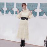 Rie Takahashi Instagram – 📷2020.09.12
イヤホンズオンラインイベント
*
今回は二部制だったので、
一部は私服、
二部はライブTシャツコーデにすることに。
みんなで話し合って決めました🙆♀️
みんなもちろん何も言わなくても
メンバーカラーを身に纏う
服のチョイスなのだけど、
実はちゃんとすり合わせないと
ドレッシーさが全然バラバラに
なっちゃうんです😭主に私(笑)
この間もエジソンさんのラジオの時に
ひとりだけTシャツ着て来てしまって
ちょっと違かったなって話になり(笑)
今回は決まった順に写メ送ることにしました✌️
最近はイヤホンズの活動もそうだし、
イベント自体も少ないから、
誰かと衣装や服について相談すると
ああ、イベントなんだなあって実感します☺
*
一部はワンピース!
しごはじのイベントの日に
衣装決まらないよ~~って嘆いてたら
麗奈が見つけてきてくれました🥰
CELFORDさんの
透かし編みニットワンピースです💛
しかもセールになってました!キャッキャッ!
めちゃくちゃイベント映えする
レースのワンピースに、
中のキャミワンピもしっかりした素材で、
街中にこのワンピ着たお嬢さんが居たら
「あらお育ちが良さそう……」
なんて思ってしまいそうなほど
清潔感とオトナ女子感に溢れていました。
まりんかとがっきゅとの色のバランス、
ドレッシーな雰囲気も
とてもいい感じ~~!ユニット感~~!
イヤホンズ公式Twitterで見てみてね!
*
靴はイベントでも大大大重宝している
黒のショートブーツです。
ベーシックな靴はだいたいORiental TRaffic。
困ったらORiental TRaffic。
*
あとはベルトしてもいいのかな〜って。
ヒールで背も高くなってるし
縦長なシルエットがぼやけそうだから
ウエストらへん締めたくなるよね。
でも太めベルトのコーデは
まだ自分でもちょっとよくわからない(笑)
合ってんのかな?(笑)
*
ベルトと靴で、黒いレザー系にしたので
指にもレザー系!辛めよ!
BEAMS BOYさんの
クリアスタッズリングです💍
黄色のスタッズ!かわいい!
セールで1000円ちょいで買えた✌️
*
二部は4周年ライブのTシャツと、
ボトムス各自!
私はRay BEAMSさんの
ワッシャープリーツパンツです💛
ノイズも鳴らない素材なので
アフレコにも着てます😘しゅき
*
そんなところかな!
あとは、
オンラインライブ決まったので見に来てね!
\💻10/31 19:00~/
空けといて!
#声優 #りえりー服 #イヤホンズ #高橋李依 #声優ユニット