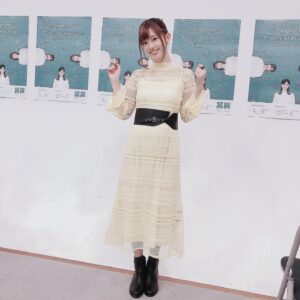 Rie Takahashi Instagram - 📷2020.09.12﻿
﻿
﻿
イヤホンズオンラインイベント﻿
﻿
*﻿
今回は二部制だったので、﻿
一部は私服、﻿
二部はライブTシャツコーデにすることに。﻿
﻿
みんなで話し合って決めました🙆‍♀️﻿
﻿
﻿
みんなもちろん何も言わなくても﻿
メンバーカラーを身に纏う﻿
服のチョイスなのだけど、﻿
﻿
実はちゃんとすり合わせないと﻿
ドレッシーさが全然バラバラに﻿
なっちゃうんです😭主に私（笑）﻿
﻿
﻿
この間もエジソンさんのラジオの時に﻿
ひとりだけTシャツ着て来てしまって﻿
ちょっと違かったなって話になり（笑）﻿
﻿
﻿
今回は決まった順に写メ送ることにしました✌️﻿
﻿
﻿
最近はイヤホンズの活動もそうだし、﻿
イベント自体も少ないから、﻿
誰かと衣装や服について相談すると﻿
ああ、イベントなんだなあって実感します☺﻿
﻿
﻿
*﻿
一部はワンピース！﻿
﻿
しごはじのイベントの日に﻿
衣装決まらないよ～～って嘆いてたら﻿
麗奈が見つけてきてくれました🥰﻿
﻿
CELFORDさんの﻿
透かし編みニットワンピースです💛﻿
﻿
しかもセールになってました！ｷｬｯｷｬｯ!﻿
﻿
﻿
めちゃくちゃイベント映えする﻿
レースのワンピースに、﻿
中のキャミワンピもしっかりした素材で、﻿
﻿
街中にこのワンピ着たお嬢さんが居たら﻿
「あらお育ちが良さそう……」﻿
なんて思ってしまいそうなほど﻿
清潔感とオトナ女子感に溢れていました。﻿
﻿
﻿
まりんかとがっきゅとの色のバランス、﻿
ドレッシーな雰囲気も﻿
とてもいい感じ～～！ユニット感～～！﻿
イヤホンズ公式Twitterで見てみてね！﻿
﻿
﻿
*﻿
靴はイベントでも大大大重宝している﻿
黒のショートブーツです。﻿
ベーシックな靴はだいたいORiental TRaffic。﻿
困ったらORiental TRaffic。﻿
﻿
﻿
*﻿
あとはベルトしてもいいのかな〜って。﻿
﻿
ヒールで背も高くなってるし﻿
縦長なシルエットがぼやけそうだから﻿
ウエストらへん締めたくなるよね。﻿
﻿
でも太めベルトのコーデは﻿
まだ自分でもちょっとよくわからない（笑）﻿
合ってんのかな？（笑）﻿
﻿
﻿
*﻿
ベルトと靴で、黒いレザー系にしたので﻿
指にもレザー系！辛めよ！﻿
﻿
BEAMS BOYさんの﻿
クリアスタッズリングです💍﻿
黄色のスタッズ！かわいい！﻿
セールで1000円ちょいで買えた✌️﻿
﻿
﻿
* ﻿
﻿
二部は4周年ライブのTシャツと、﻿
ボトムス各自！﻿
﻿
﻿
私はRay BEAMSさんの﻿
ワッシャープリーツパンツです💛﻿
﻿
ノイズも鳴らない素材なので﻿
アフレコにも着てます😘しゅき﻿
﻿
﻿
*﻿
そんなところかな！﻿
﻿
あとは、﻿
オンラインライブ決まったので見に来てね！﻿
﻿
＼💻10/31 19:00~／﻿
﻿
空けといて！﻿
﻿
﻿
﻿
﻿
﻿
#声優 #りえりー服 #イヤホンズ #高橋李依 #声優ユニット