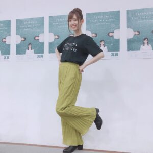 Rie Takahashi Instagram - 📷2020.09.12﻿
﻿
﻿
イヤホンズオンラインイベント﻿
﻿
*﻿
今回は二部制だったので、﻿
一部は私服、﻿
二部はライブTシャツコーデにすることに。﻿
﻿
みんなで話し合って決めました🙆‍♀️﻿
﻿
﻿
みんなもちろん何も言わなくても﻿
メンバーカラーを身に纏う﻿
服のチョイスなのだけど、﻿
﻿
実はちゃんとすり合わせないと﻿
ドレッシーさが全然バラバラに﻿
なっちゃうんです😭主に私（笑）﻿
﻿
﻿
この間もエジソンさんのラジオの時に﻿
ひとりだけTシャツ着て来てしまって﻿
ちょっと違かったなって話になり（笑）﻿
﻿
﻿
今回は決まった順に写メ送ることにしました✌️﻿
﻿
﻿
最近はイヤホンズの活動もそうだし、﻿
イベント自体も少ないから、﻿
誰かと衣装や服について相談すると﻿
ああ、イベントなんだなあって実感します☺﻿
﻿
﻿
*﻿
一部はワンピース！﻿
﻿
しごはじのイベントの日に﻿
衣装決まらないよ～～って嘆いてたら﻿
麗奈が見つけてきてくれました🥰﻿
﻿
CELFORDさんの﻿
透かし編みニットワンピースです💛﻿
﻿
しかもセールになってました！ｷｬｯｷｬｯ!﻿
﻿
﻿
めちゃくちゃイベント映えする﻿
レースのワンピースに、﻿
中のキャミワンピもしっかりした素材で、﻿
﻿
街中にこのワンピ着たお嬢さんが居たら﻿
「あらお育ちが良さそう……」﻿
なんて思ってしまいそうなほど﻿
清潔感とオトナ女子感に溢れていました。﻿
﻿
﻿
まりんかとがっきゅとの色のバランス、﻿
ドレッシーな雰囲気も﻿
とてもいい感じ～～！ユニット感～～！﻿
イヤホンズ公式Twitterで見てみてね！﻿
﻿
﻿
*﻿
靴はイベントでも大大大重宝している﻿
黒のショートブーツです。﻿
ベーシックな靴はだいたいORiental TRaffic。﻿
困ったらORiental TRaffic。﻿
﻿
﻿
*﻿
あとはベルトしてもいいのかな〜って。﻿
﻿
ヒールで背も高くなってるし﻿
縦長なシルエットがぼやけそうだから﻿
ウエストらへん締めたくなるよね。﻿
﻿
でも太めベルトのコーデは﻿
まだ自分でもちょっとよくわからない（笑）﻿
合ってんのかな？（笑）﻿
﻿
﻿
*﻿
ベルトと靴で、黒いレザー系にしたので﻿
指にもレザー系！辛めよ！﻿
﻿
BEAMS BOYさんの﻿
クリアスタッズリングです💍﻿
黄色のスタッズ！かわいい！﻿
セールで1000円ちょいで買えた✌️﻿
﻿
﻿
* ﻿
﻿
二部は4周年ライブのTシャツと、﻿
ボトムス各自！﻿
﻿
﻿
私はRay BEAMSさんの﻿
ワッシャープリーツパンツです💛﻿
﻿
ノイズも鳴らない素材なので﻿
アフレコにも着てます😘しゅき﻿
﻿
﻿
*﻿
そんなところかな！﻿
﻿
あとは、﻿
オンラインライブ決まったので見に来てね！﻿
﻿
＼💻10/31 19:00~／﻿
﻿
空けといて！﻿
﻿
﻿
﻿
﻿
﻿
#声優 #りえりー服 #イヤホンズ #高橋李依 #声優ユニット