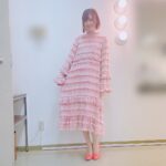 Rie Takahashi Instagram - 📷2021.2.28﻿ ﻿ ﻿ 『彼女、お借りします』﻿ スペシャルイベント﻿ ﻿ イベントと、彼女 -イベカノ-﻿ ﻿ でした！﻿ ﻿ ﻿ *﻿ おひさしぶりの更新😇👐♪﻿ またまとめてあげます！﻿ ﻿ *﻿ ﻿ 今作で担当させていただいているのは﻿ 桜沢墨ちゃん💓﻿ ﻿ イメージカラーはピンク！﻿ ﻿ ﻿ イベカノの衣装は﻿ ﻿ ピンクの色指定と、﻿ オトナのデート風﻿ (大学生から見たとき﻿ ちょっぴり背伸びしたデート)﻿ との指定がありました🤭﻿ ﻿ ﻿ そんなプロデューサーさんの﻿ 情熱溢れたオーダーに、﻿ ﻿ スタイリストさんが応え、﻿ ﻿ 墨ちゃんらしい﻿ ふんわりとした雰囲気のドレスを﻿ チョイスしてみました🥰﻿ ﻿ ﻿ *﻿ ブランドはsister janeさんの﻿ Raffle Midi Dress。﻿ ﻿ ﻿ ボディラインがあんまりわからない﻿ ふんわりとしたシルエットで﻿ 萌え袖仕様でした😘﻿ ﻿ ﻿ 布地はレースとフサフサが﻿ 全身を横断しており🚃🚃🚃💨💨﻿ ﻿ ﻿ それがなんだかキュートな感じで、﻿ おめかししているのに、﻿ マスコット感があるというか……﻿ 小動物感があるというか！(∪•ﻌ•∪)﻿ ﻿ ﻿ ドレスというジャンル自体﻿ やっぱり大人びてしまうので﻿ ﻿ ドレスでもあり、ワンピースみたいな。﻿ いい塩梅が見つかって良かったです🌸﻿ ﻿ *﻿ ﻿ 実はウエストが絞られている﻿ キレイめドレスも考えたんだけど、﻿ ﻿ そういうスタイルは﻿ 千鶴役の雨宮天ちゃんに着て欲しいんだよなーとこっそり想っていて……（笑）﻿ ﻿ ﻿ 実際、イベント当日﻿ キレイ系の赤いドレスを着ていて﻿ ガッツポーズしておりました。﻿ ﻿ (ง ˙-˙ )ง< 千鶴さんみ～～～！！！﻿ ﻿ ﻿ *﻿ ﻿ イヤリングの写真は忘れた！﻿ 一応お花の形をしていたことを﻿ ご報告します😭❁さくらさわ～﻿ ﻿ ﻿ ﻿ 2期も楽しみだ～っ！﻿ ﻿ ﻿ #声優 #りえりー服﻿ #かのかり #kanokari﻿ #彼女お借りします #高橋李依
