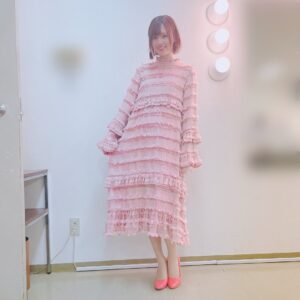 Rie Takahashi Instagram - 📷2021.2.28﻿
﻿
﻿
『彼女、お借りします』﻿
スペシャルイベント﻿
﻿
イベントと、彼女 -イベカノ-﻿
﻿
でした！﻿
﻿
﻿
*﻿
おひさしぶりの更新😇👐♪﻿
またまとめてあげます！﻿
﻿
*﻿
﻿
今作で担当させていただいているのは﻿
桜沢墨ちゃん💓﻿
﻿
イメージカラーはピンク！﻿
﻿
﻿
イベカノの衣装は﻿
﻿
ピンクの色指定と、﻿
オトナのデート風﻿
(大学生から見たとき﻿
ちょっぴり背伸びしたデート)﻿
との指定がありました🤭﻿
﻿
﻿
そんなプロデューサーさんの﻿
情熱溢れたオーダーに、﻿
﻿
スタイリストさんが応え、﻿
﻿
墨ちゃんらしい﻿
ふんわりとした雰囲気のドレスを﻿
チョイスしてみました🥰﻿
﻿
﻿
*﻿
ブランドはsister janeさんの﻿
Raffle Midi Dress。﻿
﻿
﻿
ボディラインがあんまりわからない﻿
ふんわりとしたシルエットで﻿
萌え袖仕様でした😘﻿
﻿
﻿
布地はレースとフサフサが﻿
全身を横断しており🚃🚃🚃💨💨﻿
﻿
﻿
それがなんだかキュートな感じで、﻿
おめかししているのに、﻿
マスコット感があるというか……﻿
小動物感があるというか！(∪•ﻌ•∪)﻿
﻿
﻿
ドレスというジャンル自体﻿
やっぱり大人びてしまうので﻿
﻿
ドレスでもあり、ワンピースみたいな。﻿
いい塩梅が見つかって良かったです🌸﻿
﻿
*﻿
﻿
実はウエストが絞られている﻿
キレイめドレスも考えたんだけど、﻿
﻿
そういうスタイルは﻿
千鶴役の雨宮天ちゃんに着て欲しいんだよなーとこっそり想っていて……（笑）﻿
﻿
﻿
実際、イベント当日﻿
キレイ系の赤いドレスを着ていて﻿
ガッツポーズしておりました。﻿
﻿
(ง ˙-˙ )ง< 千鶴さんみ～～～！！！﻿
﻿
﻿
*﻿
﻿
イヤリングの写真は忘れた！﻿
一応お花の形をしていたことを﻿
ご報告します😭❁さくらさわ～﻿
﻿
﻿
﻿
2期も楽しみだ～っ！﻿
﻿
﻿
#声優 #りえりー服﻿
#かのかり #kanokari﻿
#彼女お借りします #高橋李依