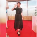 Rie Takahashi Instagram – 📷2020.08.10﻿
﻿
﻿
﻿
Fate/Grand Order﻿
カルデア放送局5周年SP﻿
~under the same sky~﻿
﻿
﻿
に出演させていただいておりました！🥂🎉﻿
﻿
﻿
*﻿
新情報については、﻿
時間も経っちゃったし﻿
ラジオでも話させていただいたので﻿
割愛しますね！﻿
﻿
﻿
*﻿
今回は綺麗な黒の衣装を﻿
用意していただきました👗♥﻿
﻿
Iラインのシルエットに﻿
ヒールで身長もりもり﻿
スタイルアップなドレスです👍🏻﻿
﻿
﻿
マシュは武装時165cmになるので﻿
黒の衣装も相まって、﻿
普段この高さの景色で﻿
戦っているのかなあなんて﻿
考えてもみたり☺﻿
身長オタクの血が騒ぎました。﻿
﻿
﻿
*﻿
写真じゃちょっと見えにくいけど……﻿
トップスの胸元のレース部分に﻿
マシュ色の紫色のストーンをつけて﻿
キラキラにしてもらっています✨﻿
﻿
﻿
イヤリングは﻿
カルデア感のあるひし形◇﻿
﻿
﻿
ヒールのかかとには﻿
巨大な黒リボンがついててキュート！﻿
なのにボトムスがクール！﻿
﻿
﻿
中はショートパンツで、﻿
動く度に裾がﾋﾗﾋﾗのｽｹｽｹスカートでした。﻿
﻿
絶妙な良いﾋﾗｽｹ具合です。﻿
﻿
﻿
﻿
*﻿
実は今回、﻿
反対側のお席の方たちとは﻿
あんまりお話できていなかったり、﻿
この時世の生放送のやり方として﻿
またひとつ勉強になりました。﻿
﻿
﻿
ただ本来、﻿
東京ドームでやるはずだったFGOフェスを﻿
﻿
このような形で﻿
たくさんの方と一緒に楽しむ事が出来たこと、﻿
本当に本当に凄いことだなと感じています。﻿
﻿
﻿
﻿
例えば私の身の回り、﻿
この日目に見えた所だけでも、﻿
距離を感じさせない技が詰め込まれていて、、﻿
﻿
﻿
手元のテーブルに﻿
新情報が映し出されるモニター。﻿
﻿
ギリギリまで調整して下さった﻿
最新情報が反映された台本入りのパッド。﻿
﻿
アクリル板が違和感にならないように﻿
たくさんのお花で飾ってくれて……﻿
﻿
コンセプトの﻿
under the same skyに合わせて﻿
とっても開放的な場所での生放送で。﻿
﻿
離れていても﻿
声ができるだけ聞こえるように、﻿
ヘッドセットのマイクを﻿
常にスピーカーから返して下さって。﻿
﻿
﻿
﻿
それ以外にも、﻿
計り知れないほどのアプローチがあって。﻿
﻿
現場にいるのに﻿
全部把握出来ていないのが悔しいくらい。﻿
﻿
﻿
FGOの5周年をお祝いしていたはずですが、﻿
﻿
おめでとう、より、﻿
ありがとう、がしっくりくる一日でした。﻿
﻿
﻿
﻿
﻿
﻿
この時代ならではの﻿
エンターテインメントを、﻿
たくさんの方たちが追求していて﻿
﻿
それを、FGOっていう﻿
大きな、最前線のコンテンツを通して﻿
知ることが出来て
﻿
FGOの活動も、﻿
その他の活動も、﻿
「早く前の形に戻りたいね」﻿
に甘えないように、﻿
表に立つ我々演者も、﻿
頑張って踏ん張っていきたいなと思います。﻿
﻿
﻿
﻿
すみません💦﻿
真面目な話になってしまいました！﻿
﻿
真面目じゃない人は﻿
カルデアラジオ局にいますので！﻿
そちらでお楽しみ下さい！！笑﻿
﻿
﻿
﻿
﻿
#声優 #りえりー服 #fgo #fategrandorder﻿