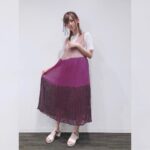 Rie Takahashi Instagram – 📷2020.07.11﻿
﻿
﻿
﻿
TVアニメ﻿
Re:ゼロから始める異世界生活﻿
2nd シーズン﻿
﻿
緊急生放送特番でした！﻿
昨日は寝ちゃったので翌日投稿( ¯꒳¯ )﻿
﻿
﻿
*﻿
今回はワンピースのみ新調しました👗﻿
﻿
w closetさんの﻿
カラーブロックティアードワンピース💜﻿
﻿
ふんわりと清楚感があるし、﻿
紫色のアイテムもいっぱいあるし、﻿
お値段もお手頃で、﻿
リゼロの衣装の時によく見てます😚﻿
﻿
﻿
*﻿
実はネックレスは﻿
1期のときにいただいた﻿
エミリアの公式グッズなんですよ☺﻿
﻿
紫色のストーンの裏側に、﻿
エミリアのシルエットが刻印されてるの！﻿
﻿
残念ながら今回は﻿
手で隠れちゃった😂📸💔﻿
﻿
﻿
*﻿
髪飾りは、エミリアと同じく﻿
白のお花から紫のリボンが垂れているもの＊﻿
﻿
実は3作目のお花なんです🤫！﻿
﻿
﻿
①わたしが100均で作ったもの﻿
(ﾎﾞﾛﾎﾞﾛになって捨てた)﻿
↓﻿
②公式さんがコスプレ用に作ったもの﻿
(公式レイヤーさんのも多分これかな)﻿
↓﻿
③メイクさんが作ったもの﻿
(今回つけた🙆‍♀️)﻿
﻿
こんな歴史があるのです。﻿
﻿
﻿
*﻿
いつもお世話になっているメイクさんが﻿
大道具のお仕事もできるとかで、﻿
手芸も得意なんだって。﻿
﻿
肩も揉んでくれるし、﻿
ヘアもメイクもアクセも作れちゃうの﻿
すごすぎ！！👐﻿
あとこの写真も撮ってくれました！﻿
いつもありがとうございます🥰﻿
﻿
﻿
それでお花ね。﻿
﻿
②だとコスプレのウィッグ用だから﻿
結構しっかりめ＆再現度が高いので、﻿
﻿
スバルのジャージを着て登場する﻿
ゆっけ氏がいる時によく使ってます。﻿
﻿
アイコン感がよりはっきり出て﻿
バランスがいいかなぁって👍！笑﻿
﻿
﻿
その②から、﻿
私の地毛でより馴染むように、﻿
ヘアピン部分やサイズを薄く軽く改良。﻿
﻿
あと、リボンを服の色に合わせて﻿
付け替えられる設計にしてくれたの！﻿
(アニメ準拠🙏🏻✨)﻿
﻿
おしゃれ仕様って感じの③！✨﻿
﻿
﻿
今回はゆみさんと一緒だったので、﻿
おしゃれに③にしてみました！﻿
﻿
ゆみさんがパック耳つける日が来たら﻿
こっそり②にするつもりです( ◜௰◝ )笑﻿
﻿
﻿
﻿
では1000文字超えたのでここまで。笑﻿
﻿
﻿
﻿
#声優 #りえりー服 #rezero #エミリア #wcloset
