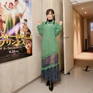 Rie Takahashi Instagram - 📷2023.9.6
⁡
⁡
9/22公開の映画
⁡
『ストールンプリンセス：
キーウの王女とルスラン』
⁡
完成披露上映会📽🎞✨️
⁡
⁡
*
⁡
本日は日本語吹き替えキャストより
⁡
髙塚大夢さん(INI)
岡本信彦さん
NONSTYLE 井上裕介さん
工藤ディマさん
⁡
と登壇させていただきました✨️
⁡
⁡
*
⁡
実は収録が別日だったため、
本日初めましてのチームではありましたが、
舞台挨拶はとてもあたたかな時間で。
⁡
⁡
座長の髙塚さんを囲む
優しく、まっすぐで、
あたたかいエネルギーが
会場全体を包み込んでいて、
⁡
まるで今作品の延長線上にいるような感覚でした。
⁡
⁡
改めて、この作品に携われて、
吹き替え版を完成させることができて、
日本で上映するお手伝いができた喜びを
壇上で噛み締めていました。
⁡
⁡
⁡
⁡
そんな本日の様子は、
各媒体さんで取り上げていただいているそうなので、本日いらっしゃれなかった方もぜひチェックしてみてください……♪☺️💻📺
⁡
⁡
*
⁡
衣装の方は、
プリンセスであるミラをイメージした
緑のワンピースにしてみました👗👸
⁡
⁡
行動力のあるミラを彷彿とさせるような
軽やかな足元のアレンジ部分に
⁡
黒のロングブーツを合わせて
こっそり強気なコーデになっています✊👣
⁡
⁡
髪型はミラと同じ三つ編みです∞( ¨̮ )∞
⁡
*
⁡
⁡
改めて……
今作は日本で初めて上映される
ウクライナのアニメーション作品！🇺🇦
⁡
⁡
大きく構えずに楽しめる、
⁡
王道で、美しい映像が待っています。
⁡
ぜひ、子供から大人まで、
この作品に込められた情熱を
感じていただけたら嬉しいです！
⁡
⁡
9/22より上映開始。
⁡
どうぞよろしくお願いいたします！
⁡
⁡
⁡
⁡
⁡
#ストールンプリンセス
#声優 #高橋李依 #りえりー服
#衣装 #styling