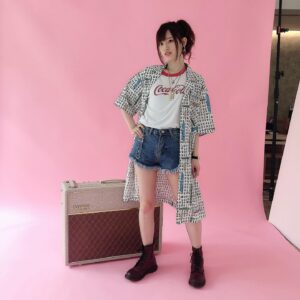 Rie Takahashi Instagram - 📷2020.06.26﻿
﻿
﻿
﻿
本日発売！🎉﻿
﻿
「Ani-PASS Plus #01」にて﻿
TVアニメ『LISTENERS リスナーズ』の﻿
ロングインタビュー&写真を﻿
たくさん載せていただいております！﻿
﻿
﻿
今回の衣装はスタイリストさん。﻿
事前にミュウのイラストと、﻿
CDジャケットを送って﻿
世界観を把握していただいていたので、﻿
最高にテンション上がるコーデ。﻿
﻿
﻿
ショーパン×えんじ色のマーチン！﻿
私こういうの、超大好き！！😘✨﻿
﻿
アクセはネックレス2連！﻿
イヤリングでかめ！なのに、﻿
ブレスレットはPRADAという、﻿
さり気ないところがお上品でした。﻿
﻿
﻿
*﻿
ミュウをイメージしたポージングや表情、﻿
ガラクタのように積み上げられた﻿
白い箱の頂上に君臨してみたり、﻿
﻿
なんと！﻿
雑誌スタッフさんとVOXさんのご好意で﻿
エコヲとの思い出の詰まった﻿
AC30を貸して下さいました……！﻿
﻿
ありがとうございます……！！﻿
一気に世界観😭🙏🏻✨﻿
﻿
﻿
﻿
本当に好きな仕上がりの写真ばかり。﻿
インタビューもボリューミーです。﻿
ぜひ本誌をお手に取って見てみて下さい♪﻿
﻿
A4サイズで見やすいよ💓﻿
﻿
﻿
﻿
#声優 #りえりー服 #anipass #anipassplus #listeners_rock