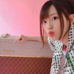 Rie Takahashi Instagram – 📷2020.06.26
本日発売!🎉
「Ani-PASS Plus #01」にて
TVアニメ『LISTENERS リスナーズ』の
ロングインタビュー&写真を
たくさん載せていただいております!
今回の衣装はスタイリストさん。
事前にミュウのイラストと、
CDジャケットを送って
世界観を把握していただいていたので、
最高にテンション上がるコーデ。
ショーパン×えんじ色のマーチン!
私こういうの、超大好き!!😘✨
アクセはネックレス2連!
イヤリングでかめ!なのに、
ブレスレットはPRADAという、
さり気ないところがお上品でした。
*
ミュウをイメージしたポージングや表情、
ガラクタのように積み上げられた
白い箱の頂上に君臨してみたり、
なんと!
雑誌スタッフさんとVOXさんのご好意で
エコヲとの思い出の詰まった
AC30を貸して下さいました……!
ありがとうございます……!!
一気に世界観😭🙏🏻✨
本当に好きな仕上がりの写真ばかり。
インタビューもボリューミーです。
ぜひ本誌をお手に取って見てみて下さい♪
A4サイズで見やすいよ💓
#声優 #りえりー服 #anipass #anipassplus #listeners_rock
